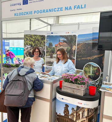 06Turyści na stoisku powiatu 7.jpg